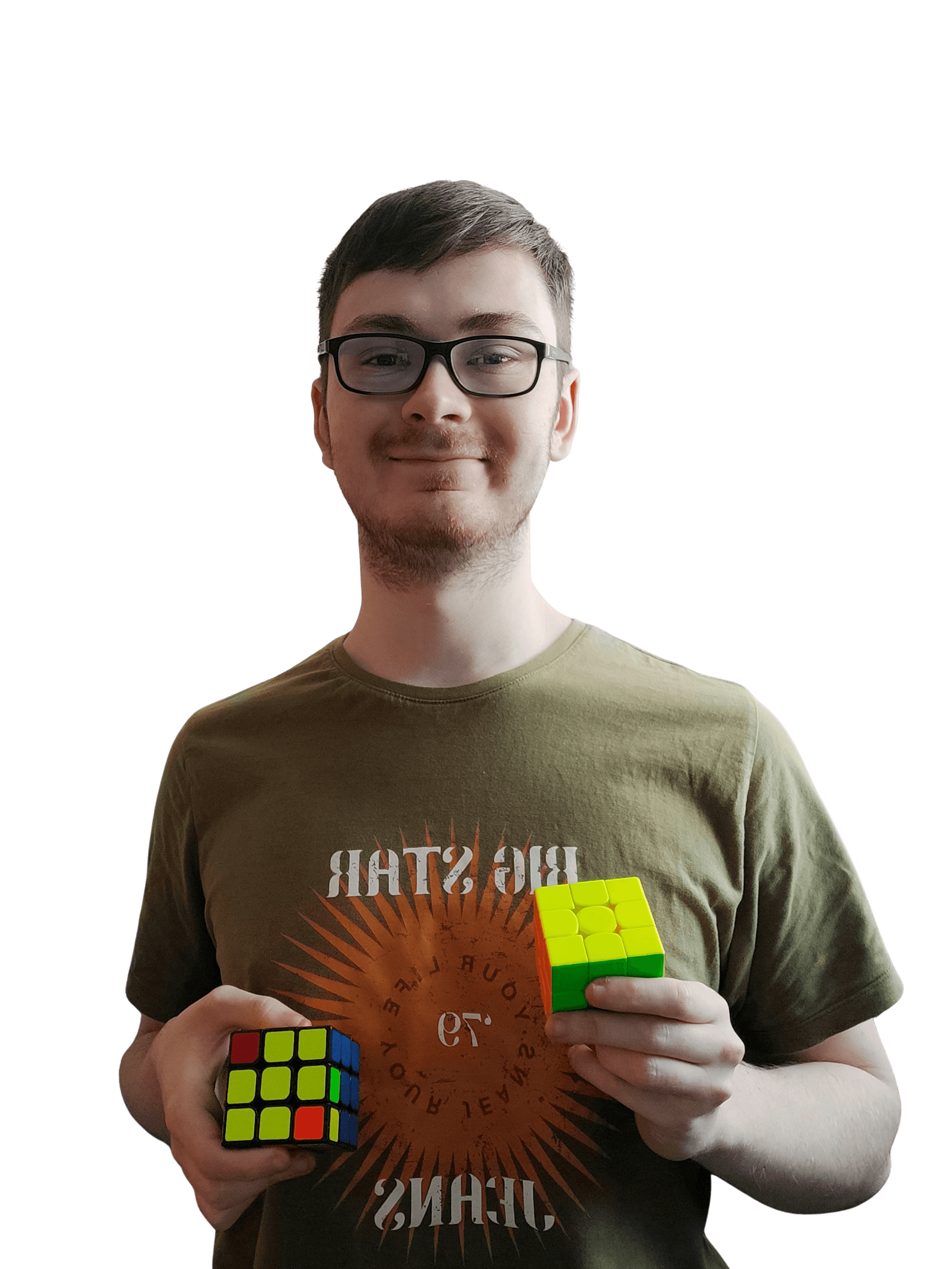 Mężczyzna trzymający dwie kostki Rubika. Jedna kostka jest ułożona, a druga nie jest.