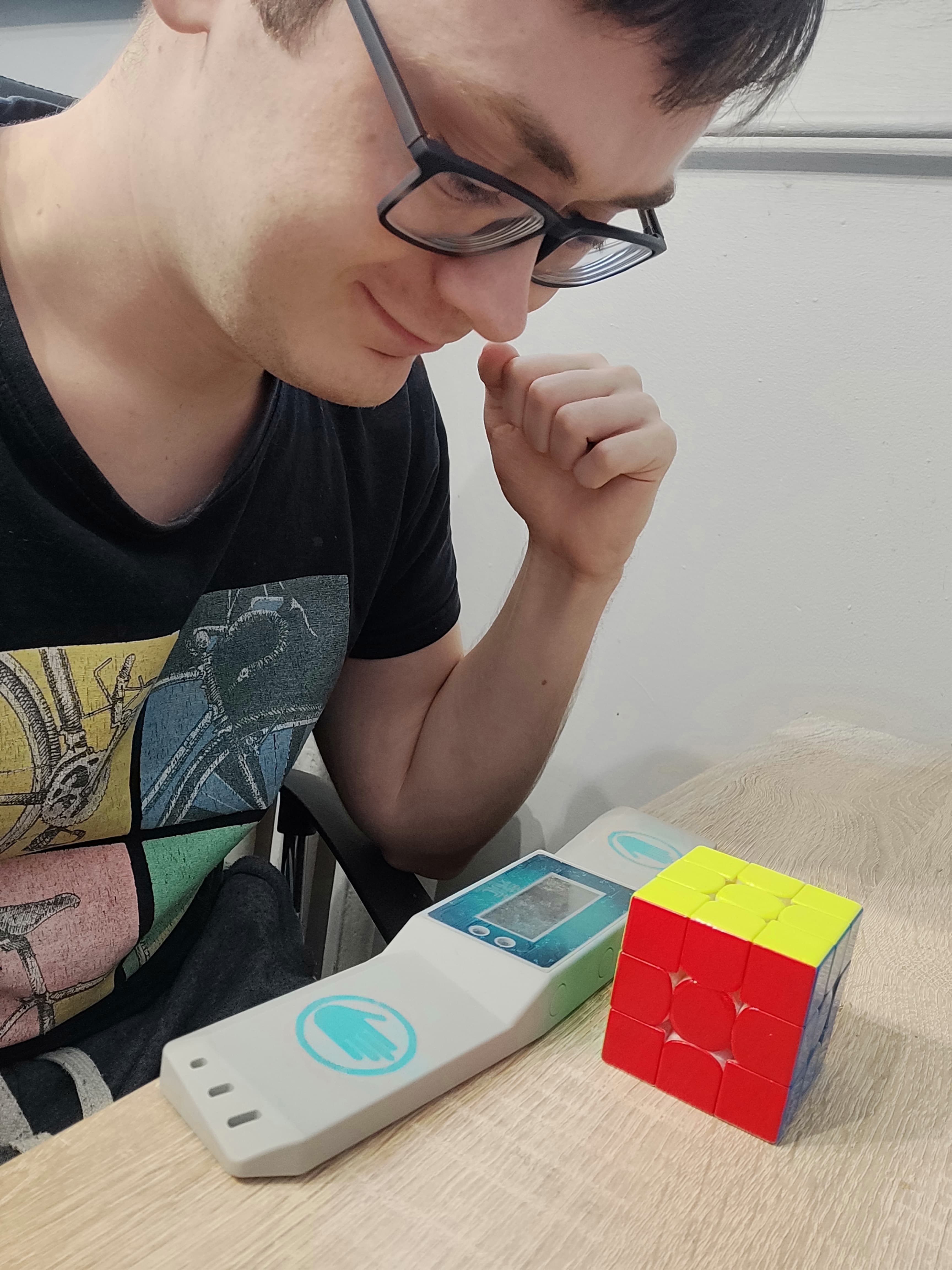 Mężczyzna układający kostkę Rubika metodą Fridrich.